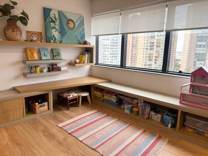 Consultório infantil, o espaço do brincar onde a criança faz a terapia, com jogos, livros e materiais de desenho