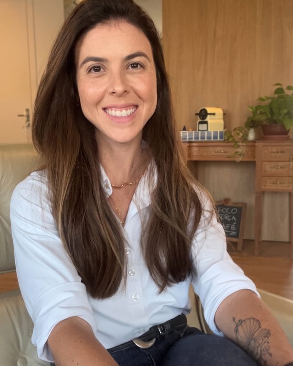 Patrícia Vaz Corrêa, psicóloga e psicanalista, sentada em seu consultório em Ribeirão Preto
